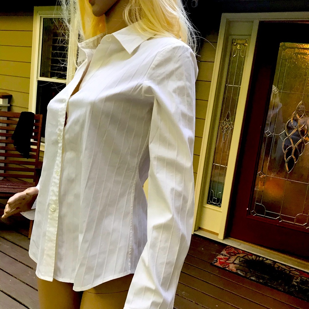 STUNNINGLY ELEGANT THEORY TOP IN MINT CONDITIONON